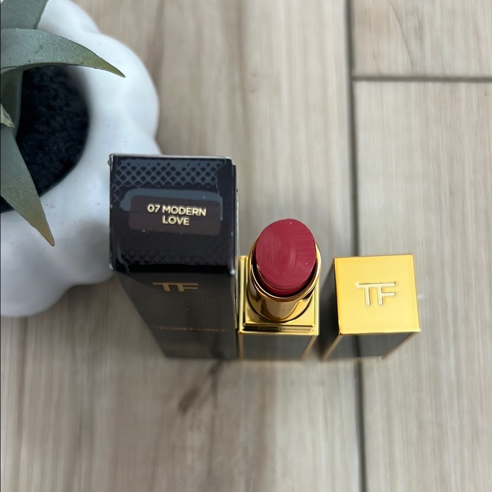 Tom Ford Red Lipstick - Modern Love - Picture 2 of 3